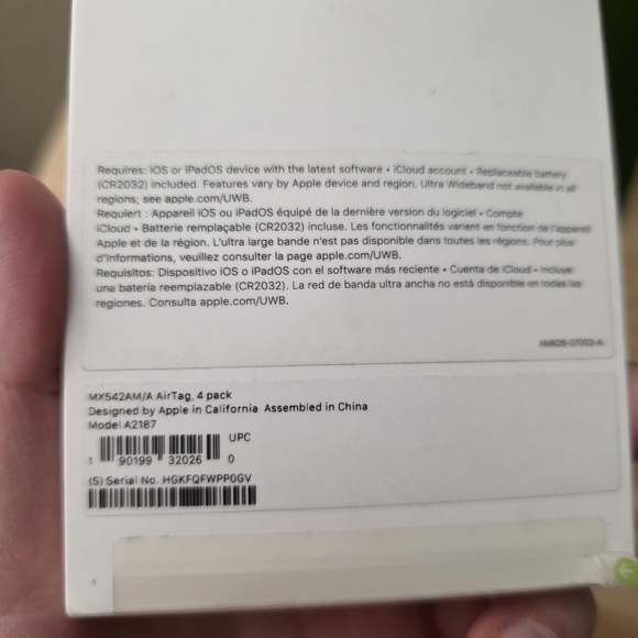 Apple AirTag 4-Pack — White and Silver Packaging - Picture 4 of 4